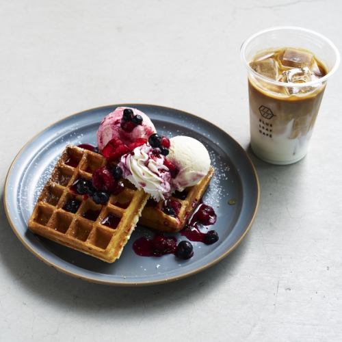 Mixed berry waffle (drink included)