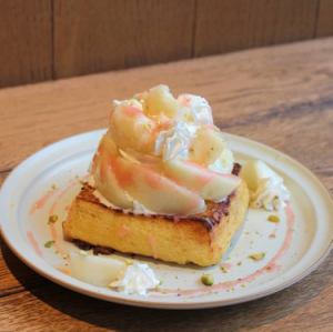 [Limited time offer (until mid-September)] French toast with ripe peaches and rare cheese