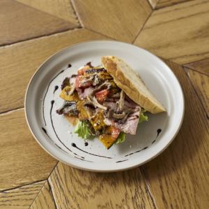 [Food] Pastrami pork, pumpkin, mushroom and balsamic sauce sandwich