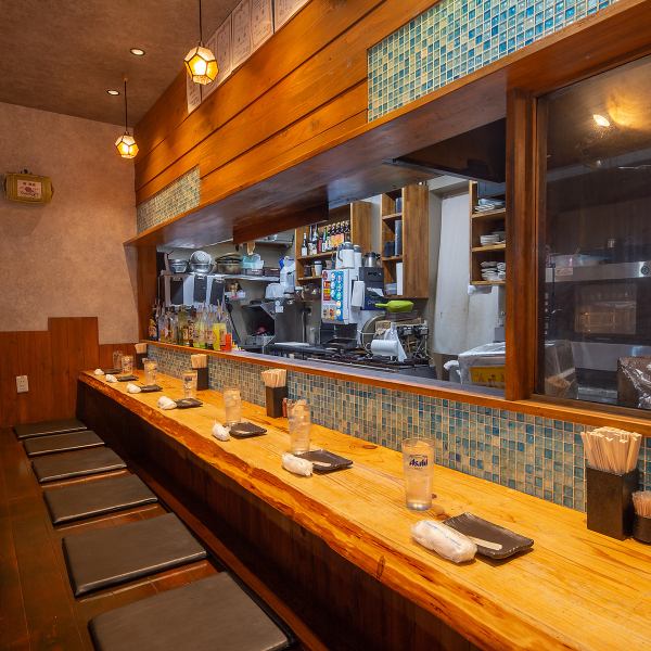 【お一人様も利用しやすいカウンター席あり！】店内は温かみのある落ち着いた雰囲気で、仕事帰りの飲みやサク飲み、お一人様のご利用にも嬉しいカウンター席のご用意もございます。ゆったりと料理やお酒をお楽しみいただけます！