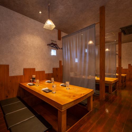 広々としたテーブル席はご家族様とのお食事に最適です。家族団らんの穏やかな時間をごゆっくりとお過ごしください。