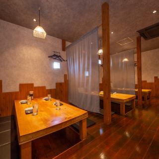 8名様掛けのテーブル席は地元のご友人との時間を過ごす場所として最適。居心地抜群の空間で素敵な宴をお楽しみください。