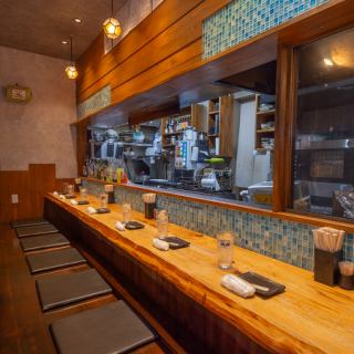 リラックスしてお過ごしいただける掘りごたつ式のカウンター席がございます。仕事帰りのサク飲みなどに是非ご活用ください。