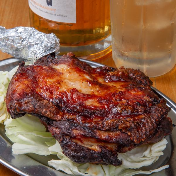 【スパイスの効いた味付け】骨付き鳥の親どり1本/若どり1本各種850円(税込)