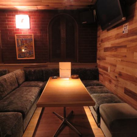 We have sofa seats for 7 to 10 people! You can also connect the sofa seats, so if you are concerned about the number of people, please contact us!