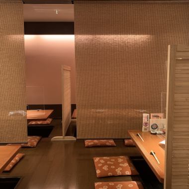 [Semi-private room with 10 digging seats] The seats are spacious, and the simple space makes the food shine.As it is separated by a curtain, please enjoy delicious food and conversation without worrying about the eyes around you.There is also a semi-private room with a table for 2 people.