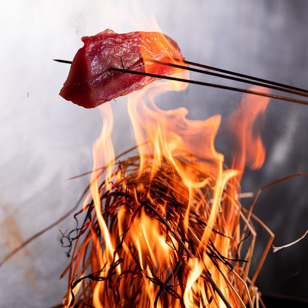 【がぶり名物の藁焼き】豪快にその場で炙るがぶりの藁焼き♪藁焼きならではの風味と香りをお楽しみ下さい！