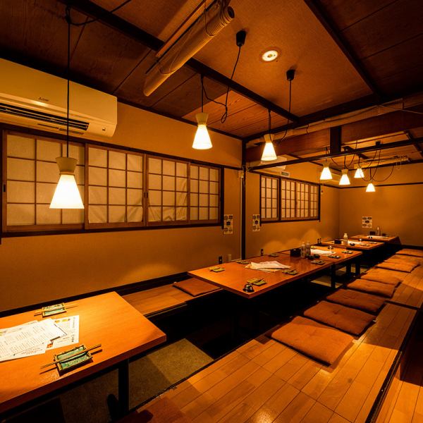 【最大24名様までの宴会に対応】炉端焼きの香ばしい香りが漂う中、広々としたテーブルで美味しい料理を囲み、賑やかに宴会を楽しむことができます！落ち着いた照明と木の温もりを感じる空間は居心地が良く、足を伸ばして寛ぎながら、ゆったりとお過ごしいただけます。会社宴会・歓送迎会など幅広いシーンにご利用ください。