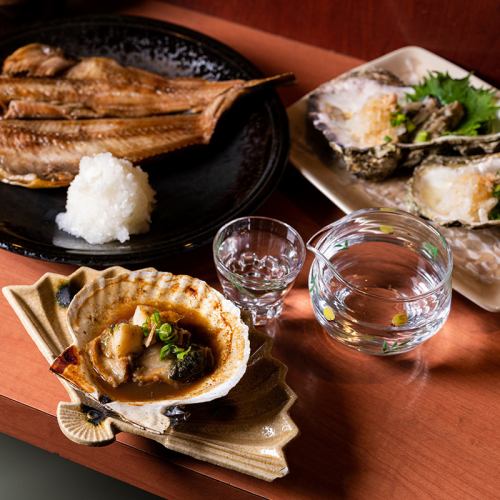 명물의 짚구이를 비롯한 종류 풍부한 요리를 라인업♪