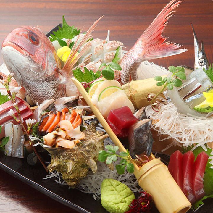 The banquet course includes a special assortment of sashimi, presented like a jewel box.