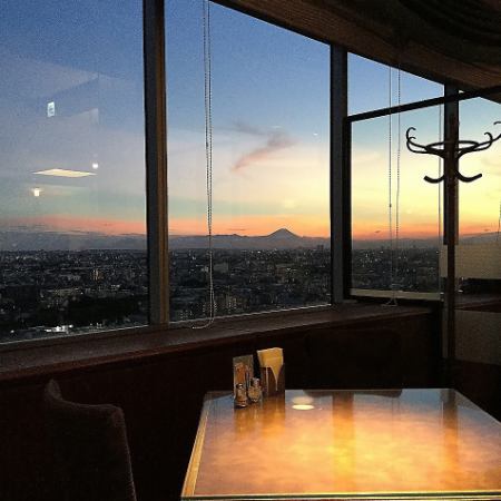Table seats with a beautiful view of Mt. Fuji.The sunset time is especially recommended.