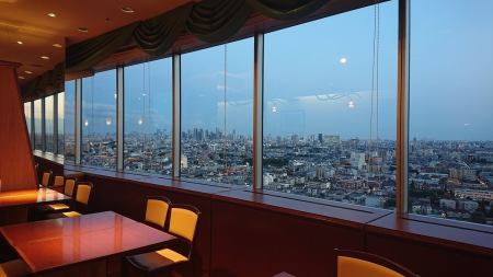 テーブル席目の前に広がる新宿副都心の夜景の輝きをパノラマビューにてお楽しみ頂けるテーブル席です。