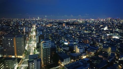 一個閃閃發光的空間，您可以從地面上的 80 封電子郵件中俯瞰東京的夜景♪