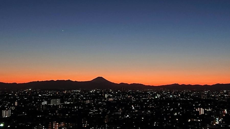夕阳下的富士山非常美丽。推荐从日落开始看夜景的时间。欣赏不断变化的风景♪