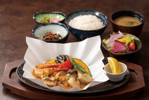 真鯛と海老 牡蠣の紙鍋焼き バター醤油ソース