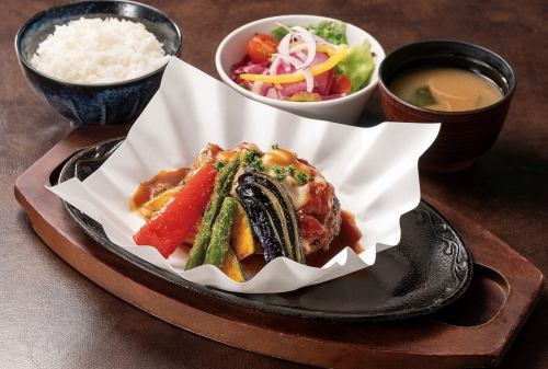 牛スジトマト煮込みソースのハンバーグ膳