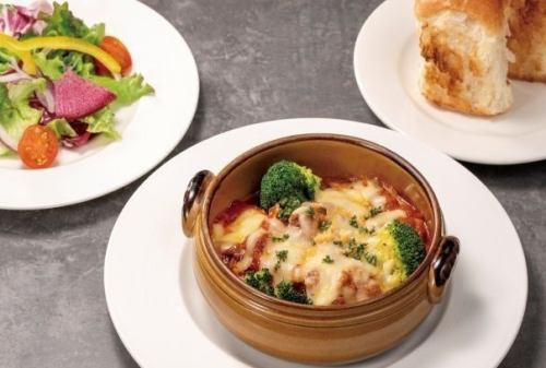 牛すじトマト煮込みのオーブン焼き（サラダ・パン付）