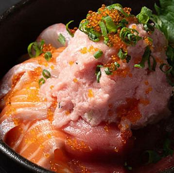 山盛り海鮮丼