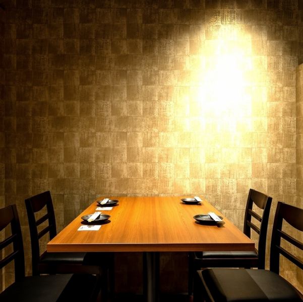 【商务招待、用餐的理想场所】全包厢设计，非常适合商务招待、用餐、纪念日等。您可以在宁静现代的日式空间中，享受轻松愉快的交谈和美食，无需担心周围的人。地理位置优越，距离横滨西口步行仅需3分钟，从商务用途到与心上人的约会，各种场合均可使用。