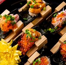 [Atemaki] Grilled salmon and salmon roe / Wagyu beef and sea urchin with egg yolk / Plum and shiso mentaiko