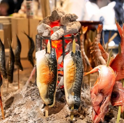 The aroma of charcoal fills the air, giving you the feeling of primitive grilling!