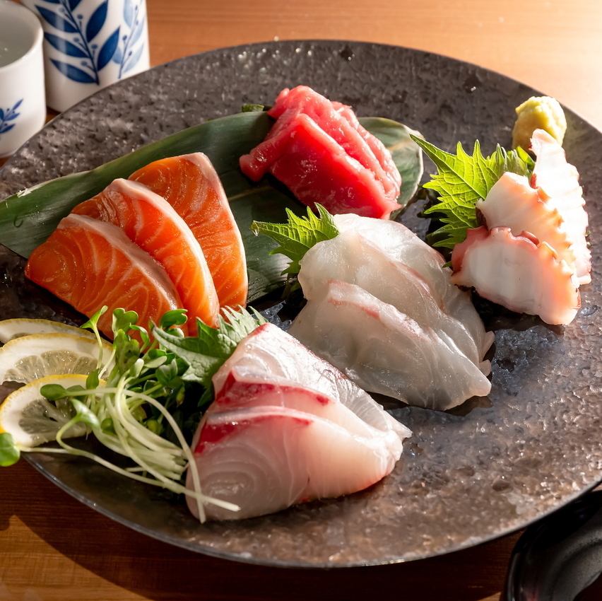 用木炭慢慢烤制的时令鱼。我们为它的新鲜度和香气感到自豪。