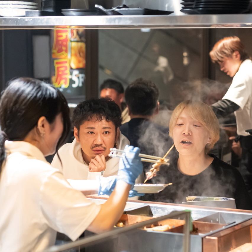 距横滨西口 3 分钟。在平静、现代的日式空间中享用一杯成人晚间饮品。