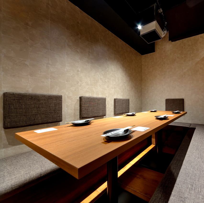 半私人房间可容纳 5 至 9 人。这里也是举办小型宴会和商务娱乐的热门场所。