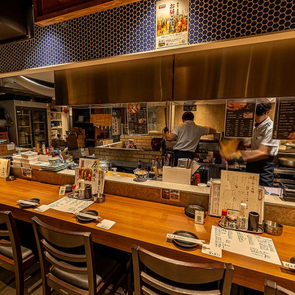 【炭火香る特等席】炭火の香りと臨場感を味わえるカウンター席おひとり様や少人数での「サク飲み」に人気焼き手の技を目の前で眺めながら、原始焼きやおでんを気軽に楽しめます横浜西口で会社帰りや出張利用にもおすすめ。