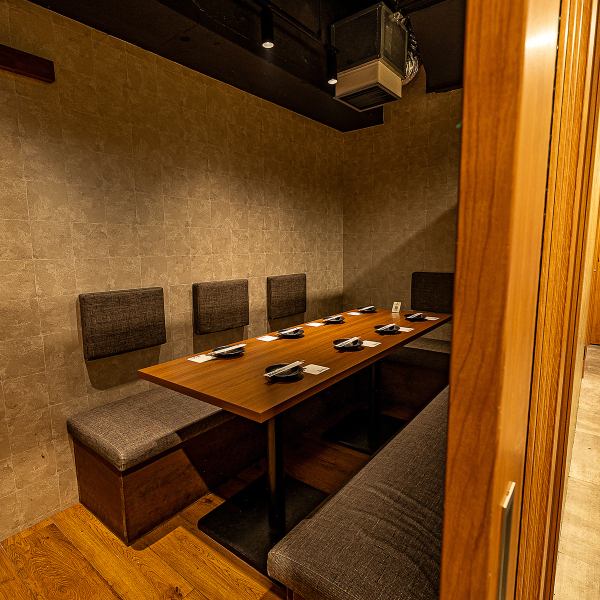 【接待・会食に最適】完全個室は接待・会食・記念日に最適落ち着いた和モダン空間で周囲を気にせず会話と料理を堪能いただけます横浜西口徒歩3分の好立地で、ビジネス利用から大切な方とのデートまで幅広いシーンにご利用可能。