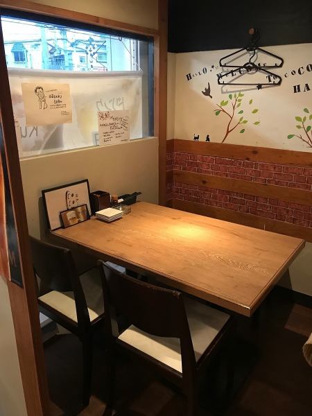 半個室となっている、プライベート席です 完全な個室ではございませんが周りを気にせずごゆっくりお過ごしいただけます！人気のお席ですのでご予約はお早めにどうぞ！