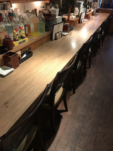 全8席のカウンター席  たまーに店長が絡んで来るかもなので、相手してあげてください