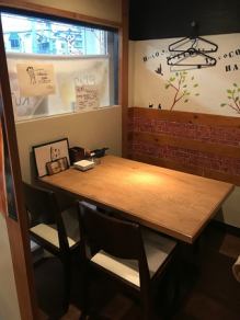 4名様まで対応可の半個室のプライベート席です！ご家族でのお食事やカップルでのご利用にオススメ！一番人気のお席ですのでご予約はお早めに！
