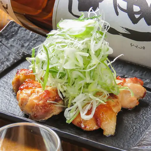 Chicken covered in green onions