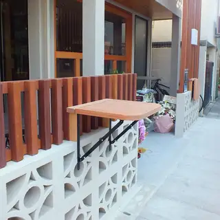 店外には立ち飲みもできるお席あり！