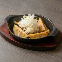 鶏肉味噌鉄板餃子