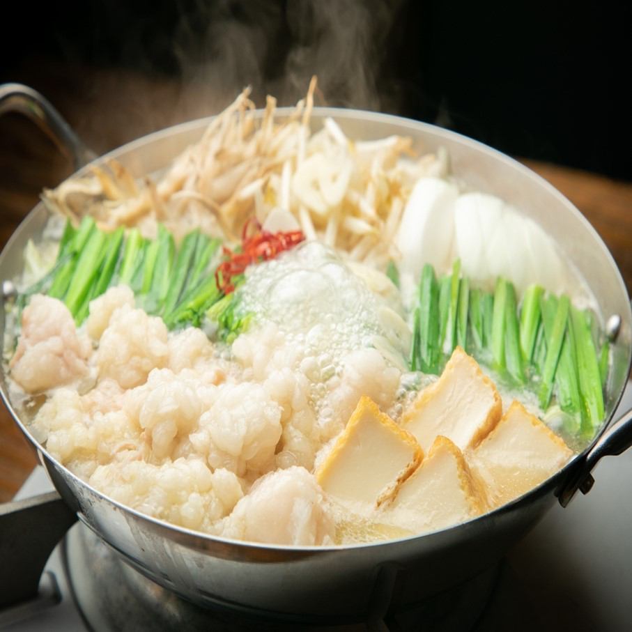 山形県産の小腸を使用したもつ鍋はもちろん、串焼きや馬刺しなどの一品料理も充実♪
