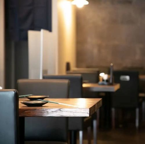 <p>【大人数で宴会】店内は、木の温もりを大切にしたモダンで落ち着きのある空間。ゆったりと過ごせる開放的なフロアは、宴会や貸切でのご利用にも柔軟に対応可能◎どのお席からも見通しの良い一体感のあるレイアウトとなっており、大規模な会社宴会や同窓会、打ち上げなど大人数での各種お集まりにも最適です。</p>