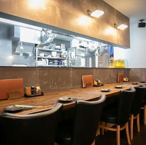 <p>【店舗貸切】当店では25名から最大30名様まで、店舗まるごとの貸切利用にも柔軟に対応しております。他のお客様の目を一切気にすることなく、プライベートな空間を皆様だけで贅沢に独占していただけます。大型宴会をはじめ、大切なご接待や会食、結婚式の二次会など、各種ご宴会にぜひご利用くださいませ。</p>