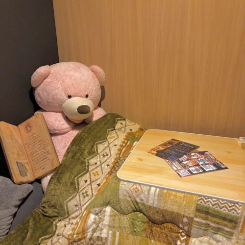 【完全個室こたつ席】寒い季節にはもってこいのこたつ部屋をご用意！1部屋限定なのでお早め予約を！！靴を脱いで寝転がりながら素敵なチル体験を。朝までのんびりご利用いただけます！ゆったりとした時間が流れる、大人のための空間です。船橋のにぎわいを忘れて喧騒から離れたひと時を過ごせる、秘密の隠れ家に。