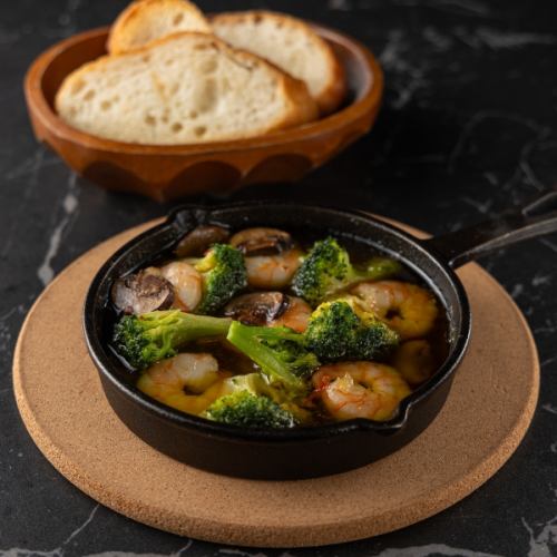 Shrimp and broccoli ajillo