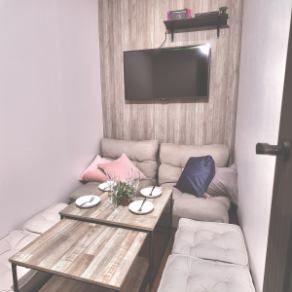 【少人数のご利用に最適な個室◎】VIP ROOMは、特別な時間を過ごしたいあなたの為にご用意した特別の部屋。2～5名様でご利用可能な個室となっております。