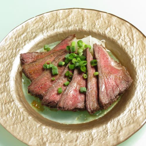 時間をかけて丁寧に火入れした名物ローストビーフ★
