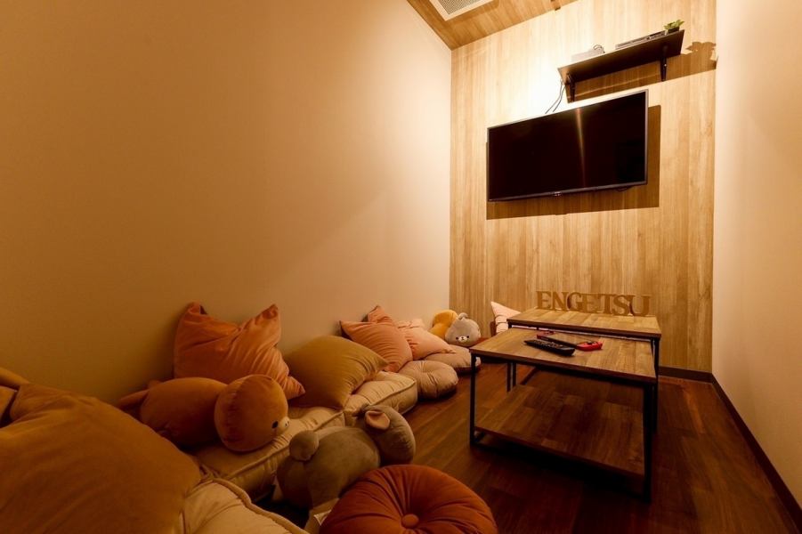 【6~8名様用個室席】周りを気にせず、ゆっくりと食事や会話を楽しめる個室をご用意。誕生日や記念日など、特別なひとときを演出します。大切な方との思い出作りにも最適です。【ソファー席】1階のメインの席は最大15名様まで着席可能◎フランスヴィンテージな空間で素敵なひと時を。雰囲気抜群の落ち着いた空間です◎