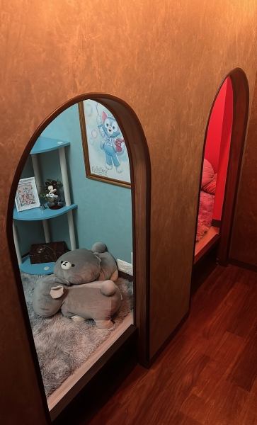 【2名様限定】コバルトブルーとカーマインレッドを基調にした2名様用の半個室★周りの目を気にせず過ごせる半個室のお部屋となっております◎カップルでも友達同士でも♪2部屋限定(コバルトブルー1部屋、カーマインレッド1部屋)なのでご予約はお早めに♪※別途個室料頂戴しております。