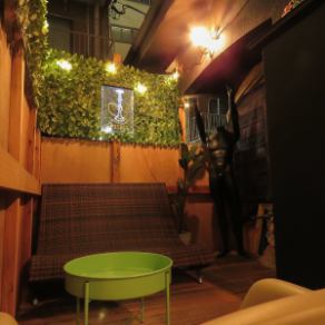 開放的なテラス席をご用意しております。会社帰りのサク飲みから、気分転換のひとり時間まで幅広く対応。心地よい外気を感じながら、ゆったりとお食事をお楽しみください。