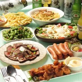 【無限量烤牛肉套餐】（8 道菜）每人 4,000 日元，含 2 小時無限暢飲。