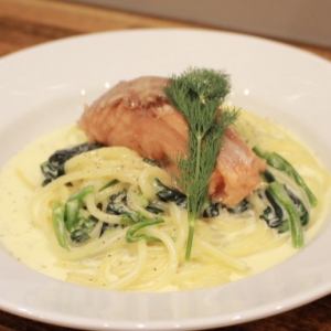 【クリームベース】サーモンミキュイとほうれん草のレモンクリームパスタ