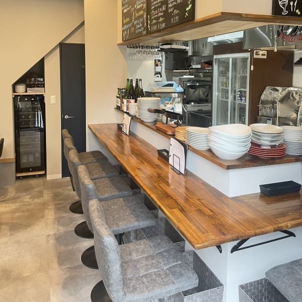 テーブル席は小宴会や仲間との集まりに、カウンター席はおひとり飲みやデートにも最適。シーンに合わせて楽しめる居心地のよさが魅力です。