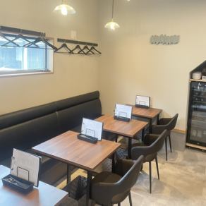 2名様からご利用いただけるテーブル席をご用意しています。ご利用人数に合わせてお席をお付けしますので、お誘い合わせてぜこご利用ください。清潔感溢れる店内でアニマドの絶品料理をご堪能いただけます♪